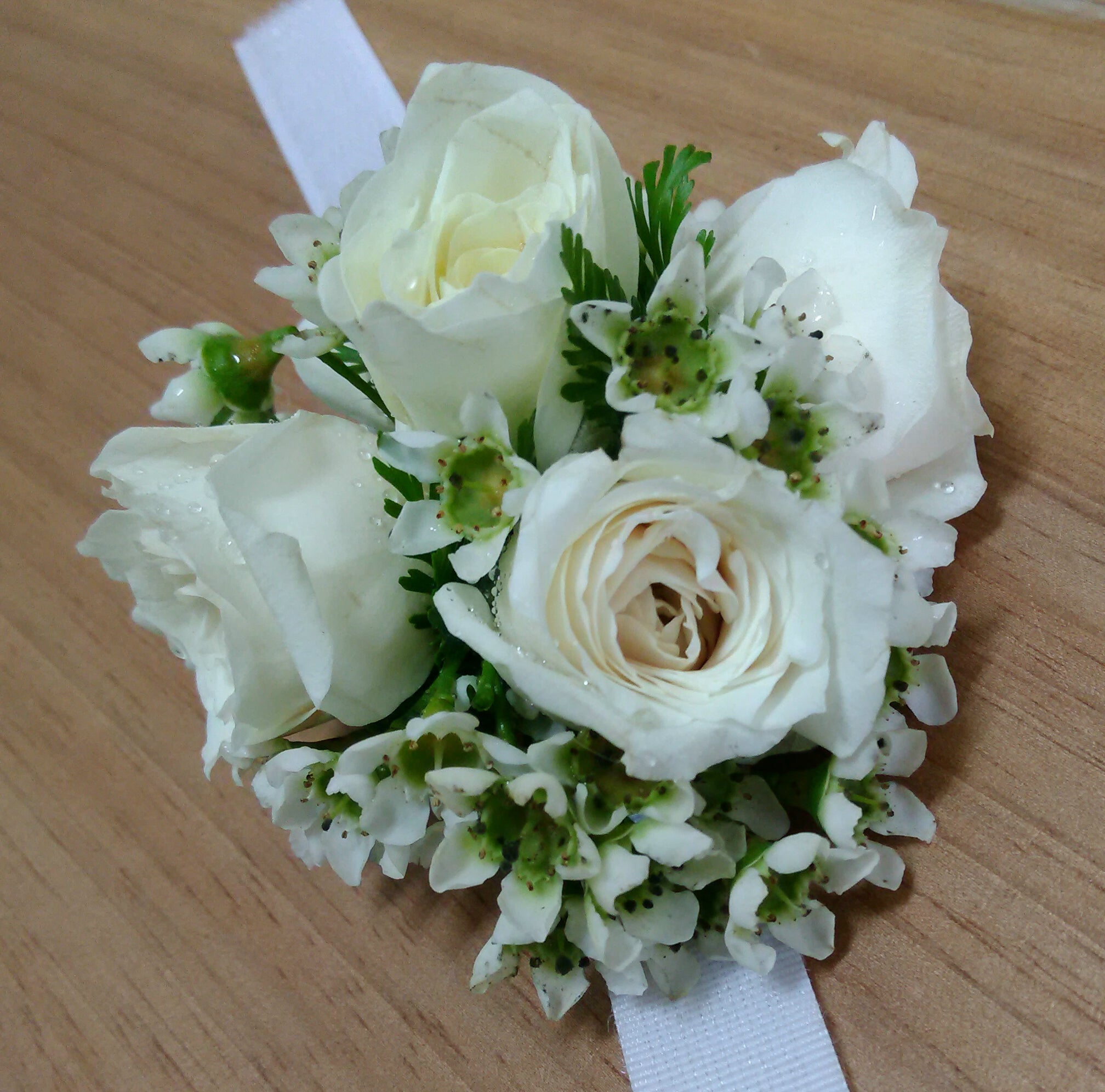 Corsage de minirosas muñeca